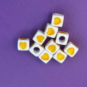 Vierkante witte kraal met hartje