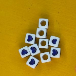 Vierkante witte kraal met bl hartje