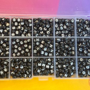 Letterkraal zwart met witte letter