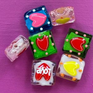 vierkante glas kraal met hart